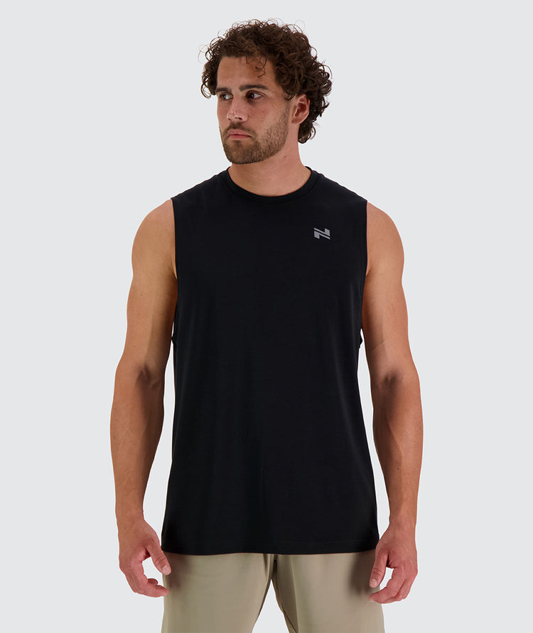 Men's black training muscle tank fo intensive workouts, Model 179 cm / size L#color_black